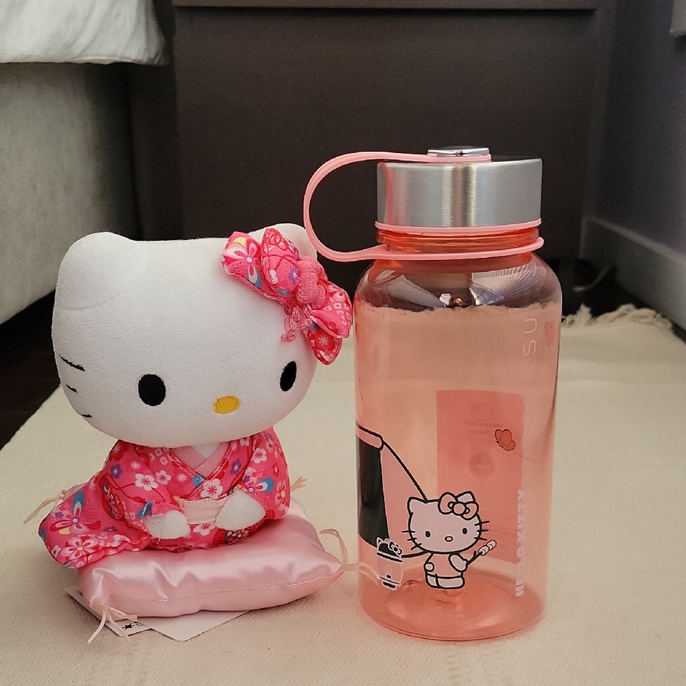 NEW!! Hello Kitty Water Bottle